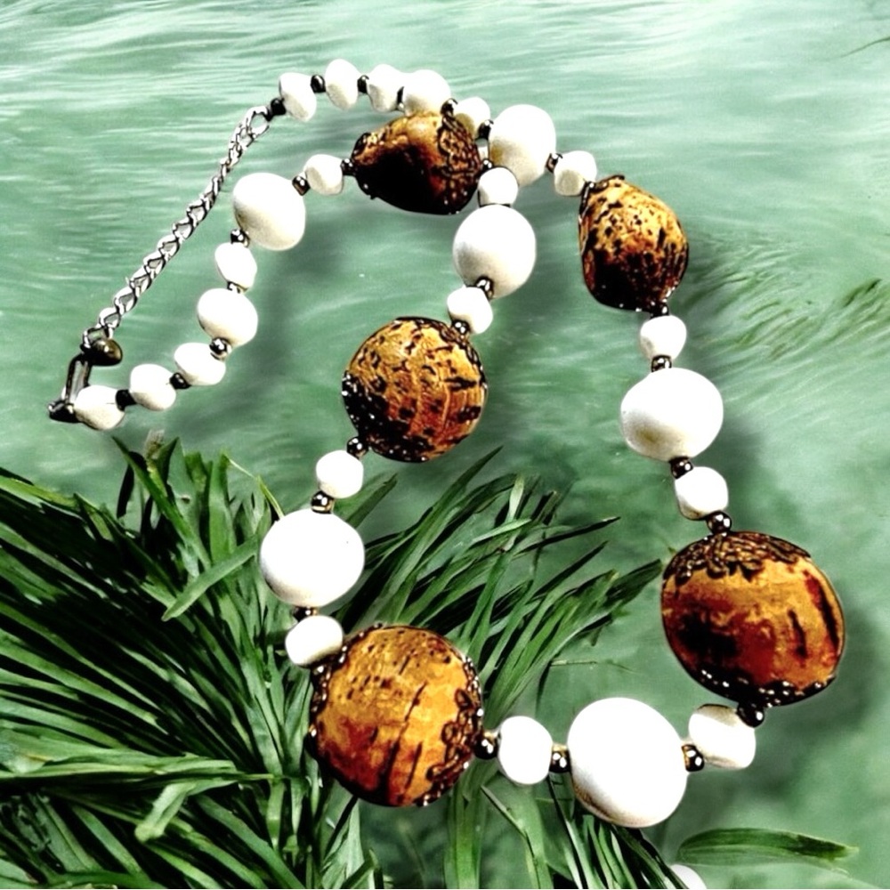 VINTAGE Gold tone White and Cork Beaded Necklace - Picture 7 of 7